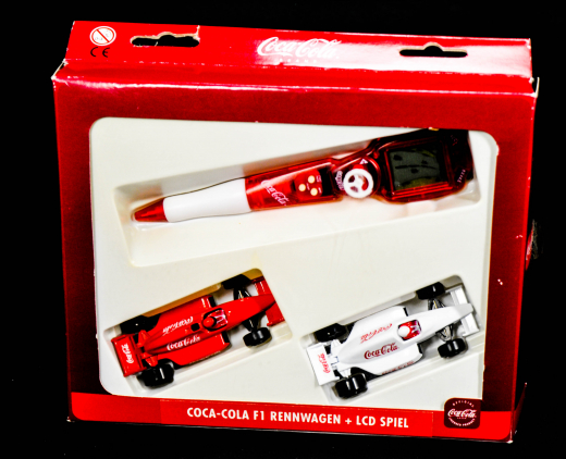 Coca Cola, 2 Modellautos, Formel 1 Rennwagen, + LCD-Game Pen Set