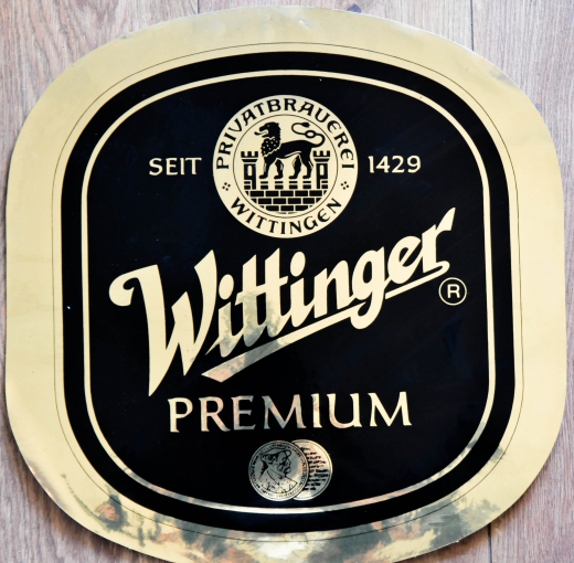 Wittinger Bier, Aufkleber Wittinger Premium Oval Gold, 39,5 x 38,5 cm
