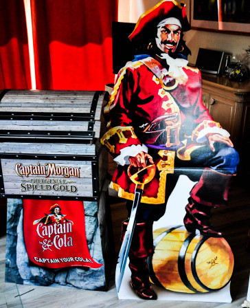 Captain Morgan XXL Aufsteller mit Truhe, Lebensgröße