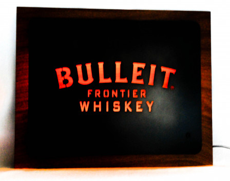 Bulleit Whiskey, Neon Leuchtreklame auf Echtholzsockel, sehr edel..