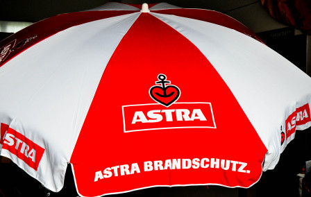 Astra Bier Sonnenschirm, rot ca. 180 cm Brandschutz, Kiez Reeperbahn