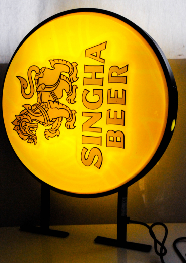 Singha Beer, Asien Thai Bier Leuchtreklame, Leuchtwerbung mit Wandsockel Außen