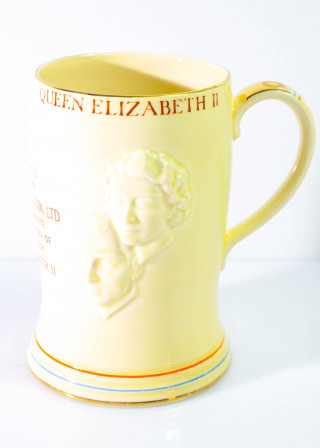 Bierkrug, Porzellankrug, Königspaar im Relief, Queen Elizabeth II, Coronation 02.06.1953 , HG Stephenson LTD Manchester