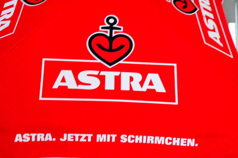 Astra Bier Sonnenschirm Rot Ca 190 X 190 Cm Ast