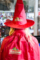 Kilkenny Bier, Brauerei, Halloween Kostüm mit Umhang und Hexen Hut