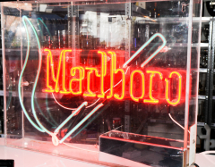 Marlboro Neon Leuchtreklame, 80er Jahre in Plexiglasgehäuse aus der Ausstellung