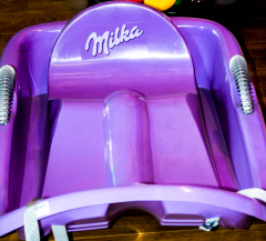 Milka Speed - Schlitten mit Lenkung aus Kunststoff 98 x 34cm