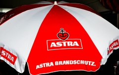 Astra Bier Sonnenschirm, rot ca. 180 cm Brandschutz, Kiez Reeperbahn