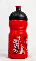 Coca Cola, Trinkflasche Plastik rot, Schrift senkrecht weiß, Verschlußflasche