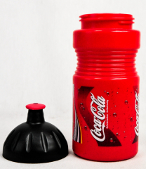 Coca Cola, Trinkflasche Plastik rot, Schrift senkrecht weiß, Verschlußflasche
