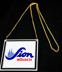 Sion Kölsch, Emaile Zapfhahnschild an Goldkette