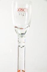 Gosch Sylt, Aqvavit, Aquavitglas mit Syltmotiv im Stiel, roter Fuß