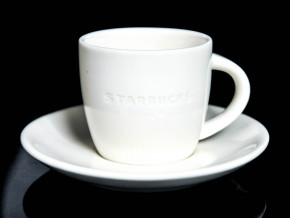 Starbucks Kaffee, Espresso Tasse / Becher / Mug weiß im Relief mit Untertasse.